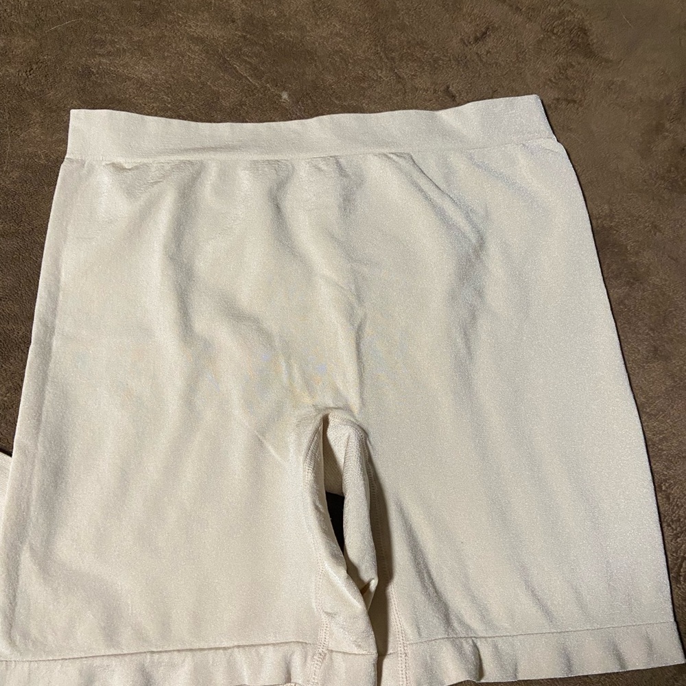 Women's Cream Shorts shape wear Breezies size large - Picture 6 of 6